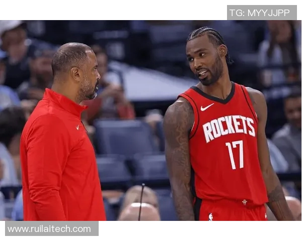 伊森突破上篮得手并成功造罚球机会展现出色个人能力 伊森突破上篮得手并成功造罚球机会展现出色个人能力